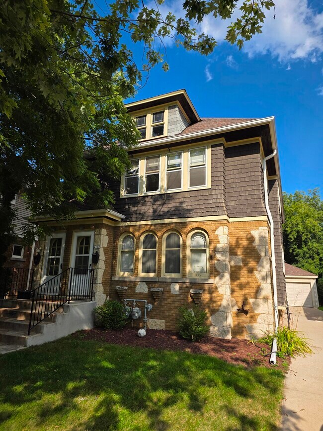 Building Photo - 4112 N Woodburn St