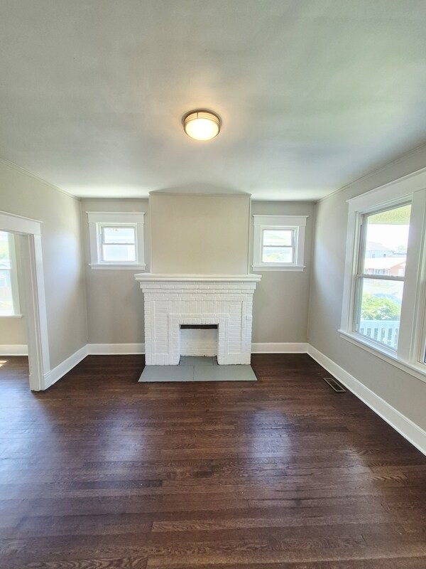 Building Photo - 2113 Barton Ave