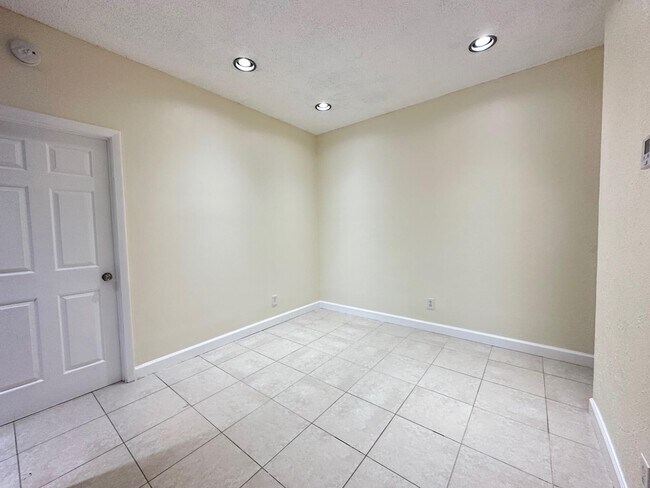 Foto del edificio - 680 Cypress Club Way