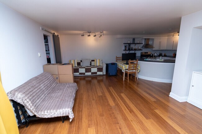 Foto del edificio - 2040 Waverly Plz N