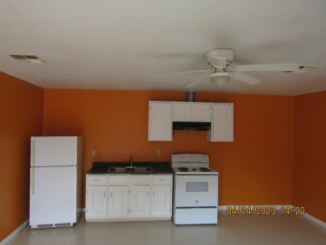 Building Photo - 1217 S Zapata Hwy