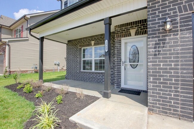 Building Photo - Sharp 4 bedroom HUGE house off exit 1 of I 24