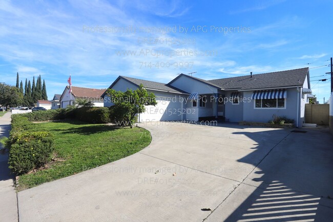 Photo - 722 S Hacienda St House