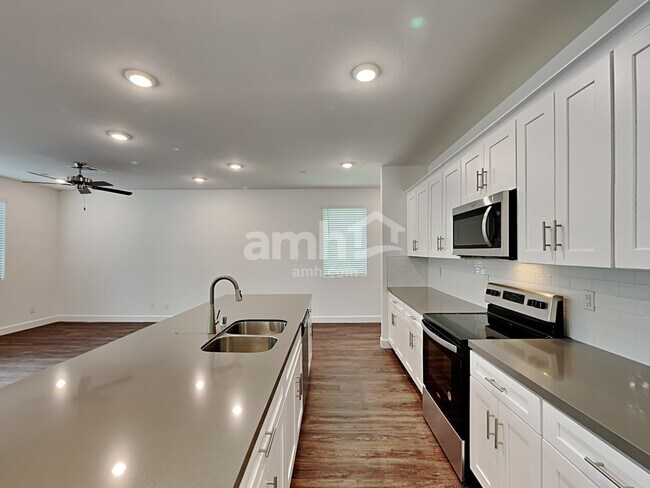 Building Photo - 10076 Roseum Ct