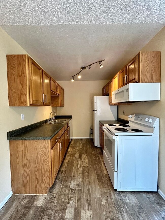 Building Photo - 2 Bedroom South Boulder Condo Available fo...