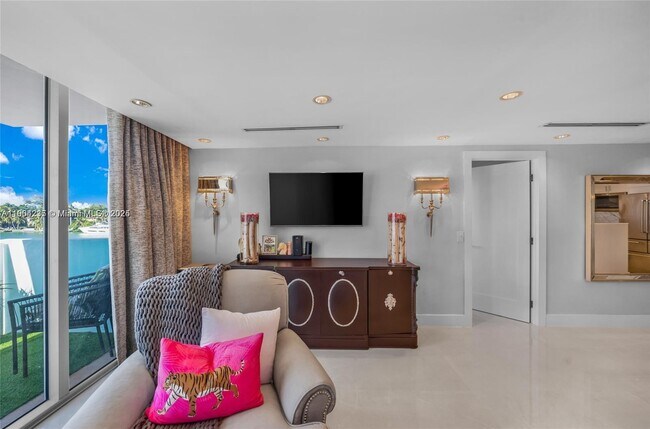 Foto del edificio - 5838 Collins Ave