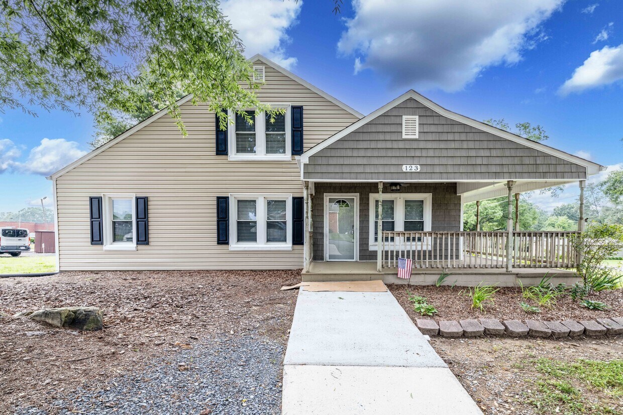 Foto principal - 123 E 2nd St