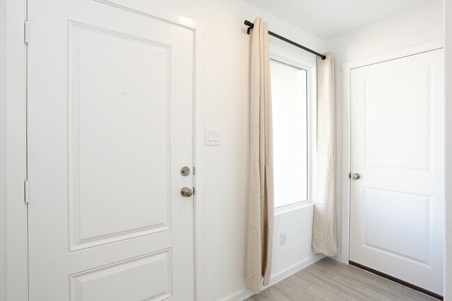 Foto del edificio - 5231 Whirling Way