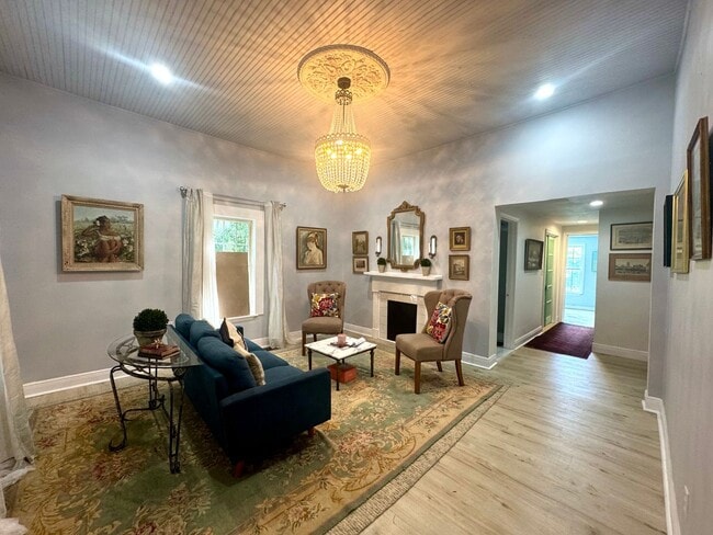 Building Photo - Charming 2 Bedroom 1 Bathroom