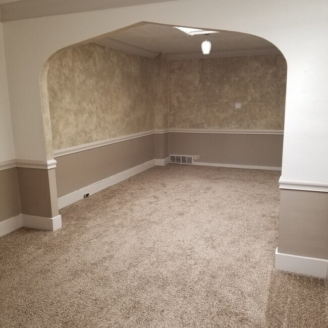 Foto del edificio - Spacious 2 bed 1 bath apartment on Main st...