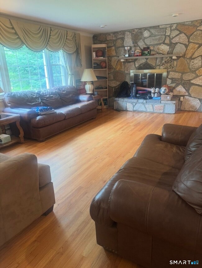 Foto del edificio - 131 Old Elm Rd