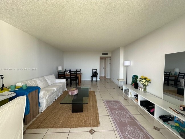 Building Photo - 100 Bayview Dr