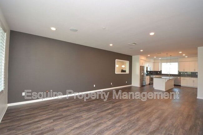 Building Photo - 370 Serra St