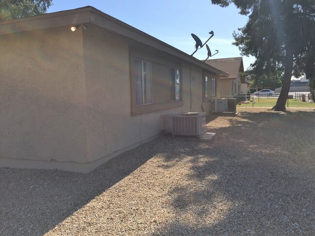 Building Photo - 301-303 E Ludlow Dr