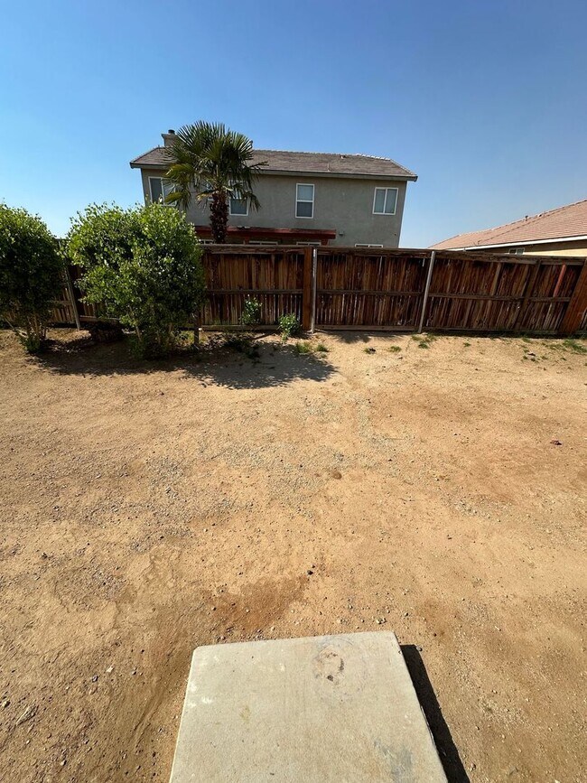 Building Photo - 4 BEDROOM HOME + OFFICE IN VICTORVILLE