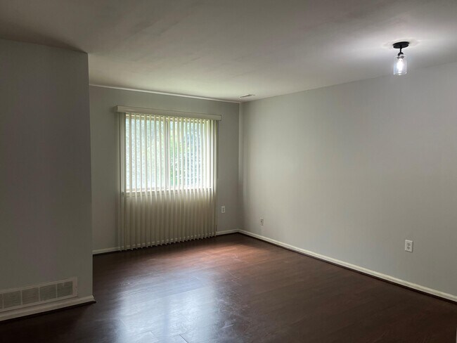 Building Photo - 1127 S Lake Dr