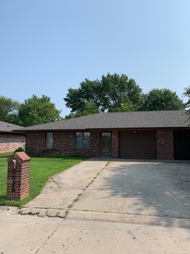 Foto principal - 3020 Aspen Dr