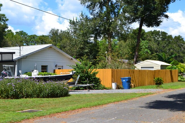 Building Photo - DeLand, 3 bedroom, 2 bath, pool home.