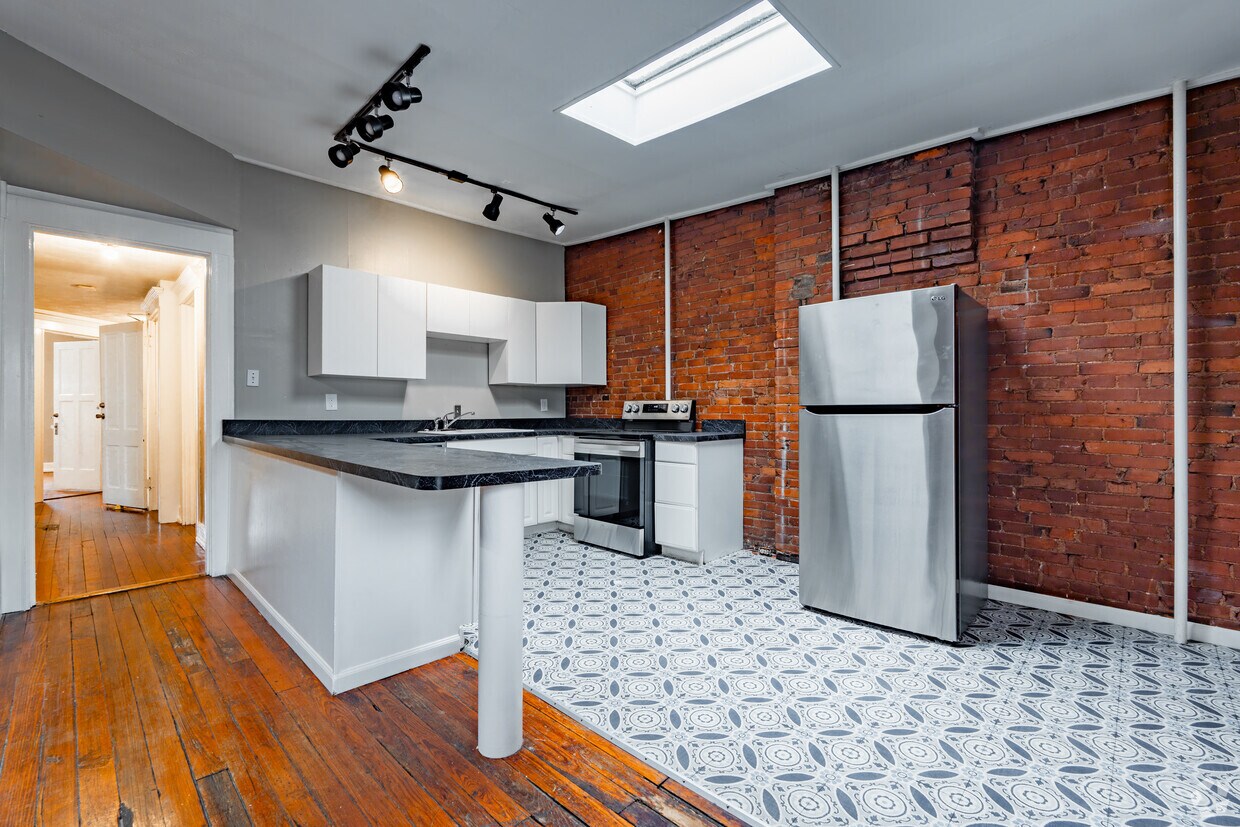 3 habitaciones, 3 baños - 4000 pies cuadrados - Cocina en el tercer piso - 1445 S 3rd St