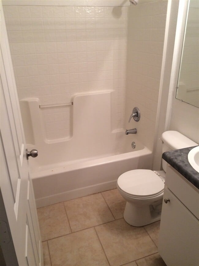 Building Photo - 207 Putnam Dr