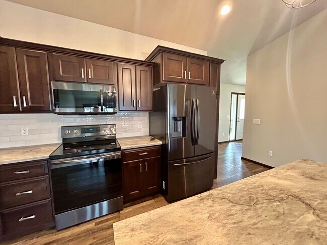 Building Photo - Gorgeous 4 Bedroom 2.5 Bathroom with Fenced Yard!