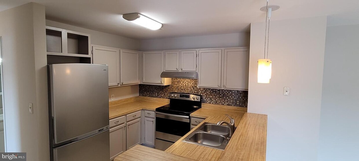 Foto principal - 102 Chesterfield Ln