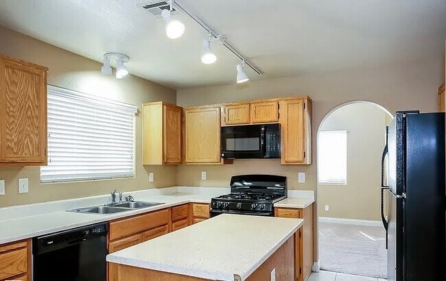 Building Photo - 6717 White Lakes Ave
