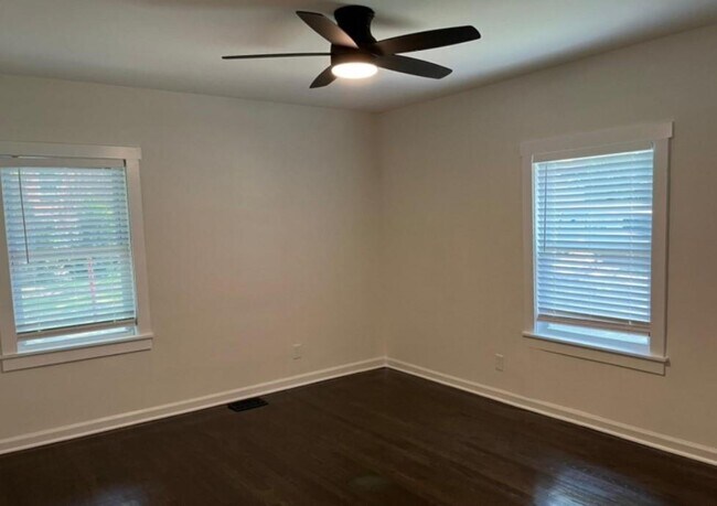 Foto del edificio - 819 Pinehurst Terrace SW