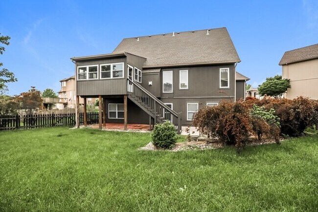 Building Photo - 5 Bedroom Lees Summit Beauty! Available NOW!