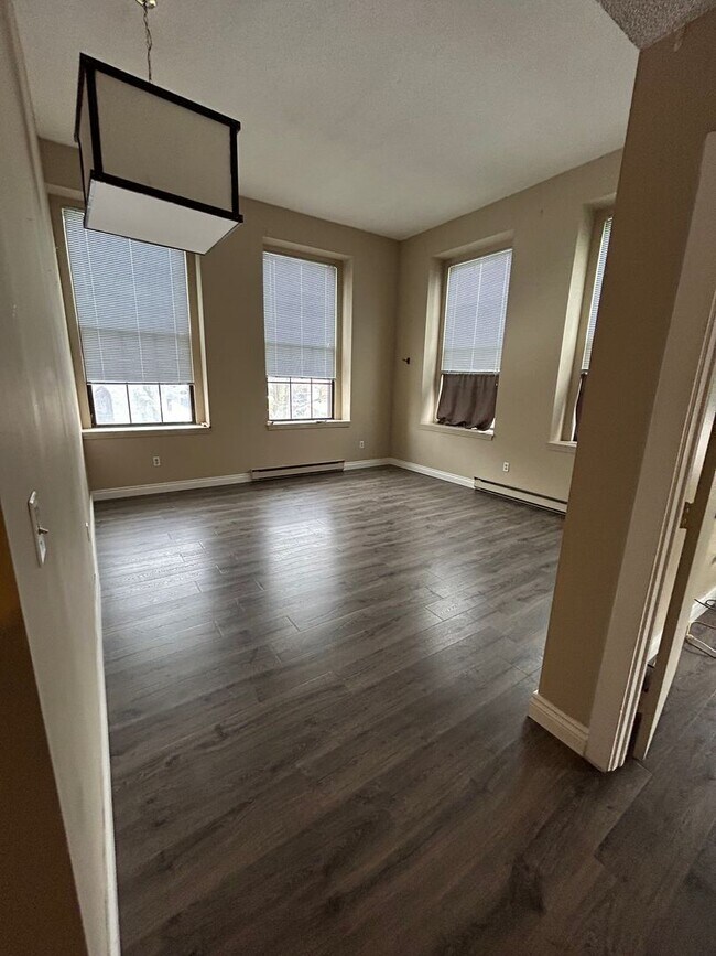 Foto del edificio - Cozy & Large 2 Bed 1.5 Bath in Lowell!