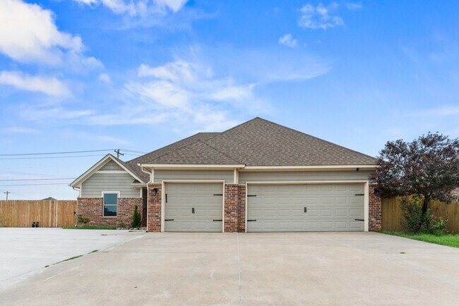 Building Photo - 1200 Ridgeway Dr