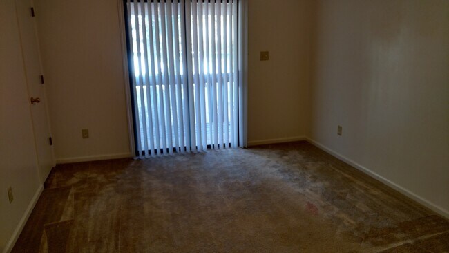 Foto del edificio - 2 bedroom, 1 bath - Downstairs unit