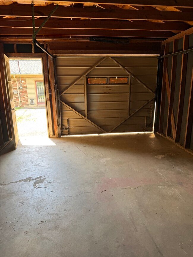 Foto del edificio - Charming 3-bedroom,1-bath home w/Detached garage for rent in Springfield, Tennessee.