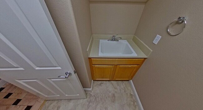 Foto del edificio - 1692 Woodhaven Cir