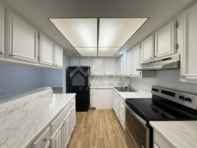 Foto del edificio - 6707 Cypress Lake Dr