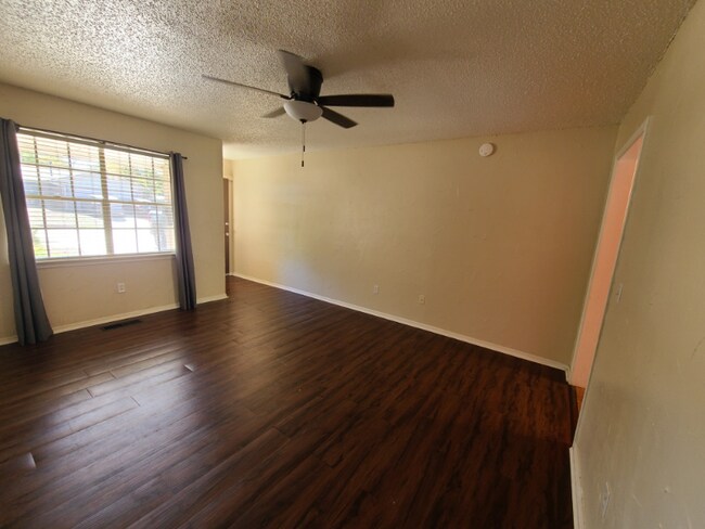 Foto del edificio - 925 Crown Dr