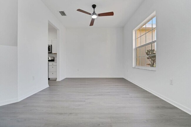 Foto del edificio - 327 Cloverdale Rd