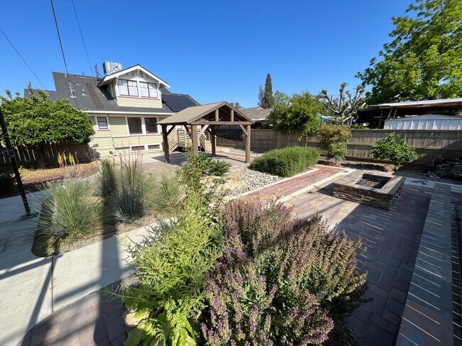 Building Photo - Beautiful Visalia Home Available Now!