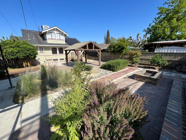 Foto del edificio - Beautiful Visalia Home Available Now!
