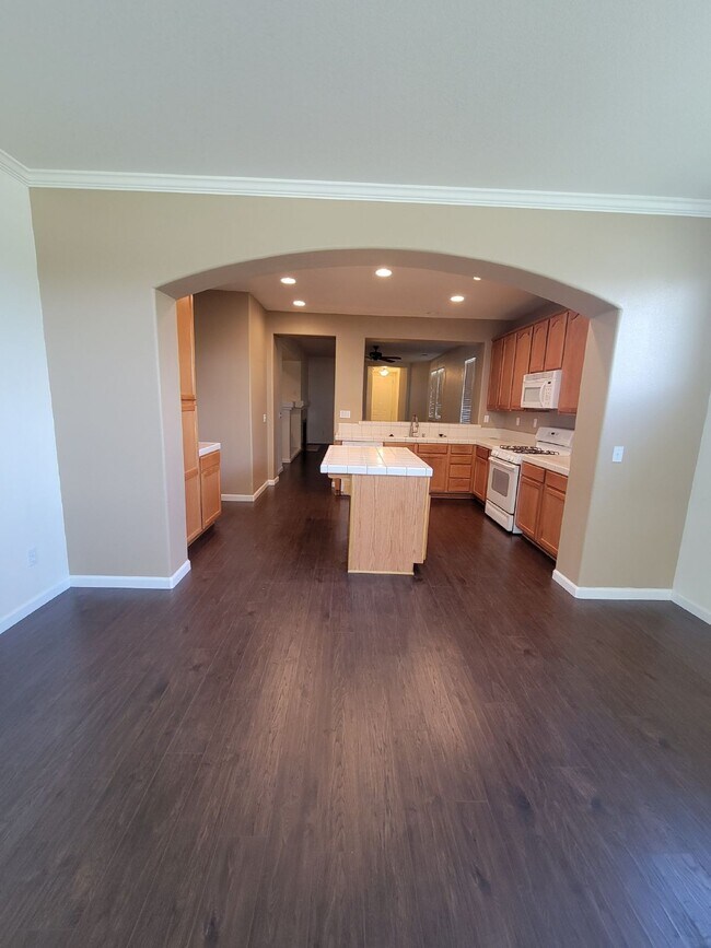 Foto del edificio - Spacious 4-Bedroom Home in Merced, CA with...