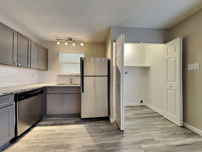 Building Photo - 914 Caladium Dr
