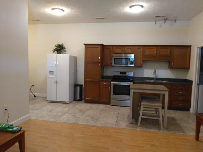 Apt A kitchen 1 - 1995 KY-90