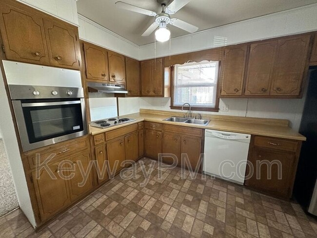 Building Photo - 4431 Roxbury Dr