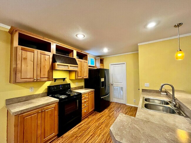 Building Photo - **FREE DECEMBER RENT** Tranquil Living on ...