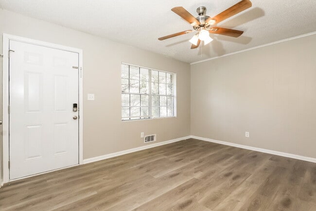 Foto del edificio - 8270 Attleboro Dr