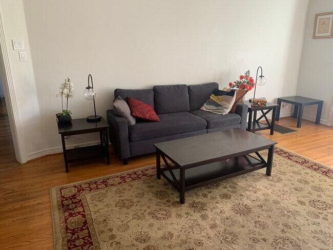 Foto del edificio - 10741 Ashton Ave