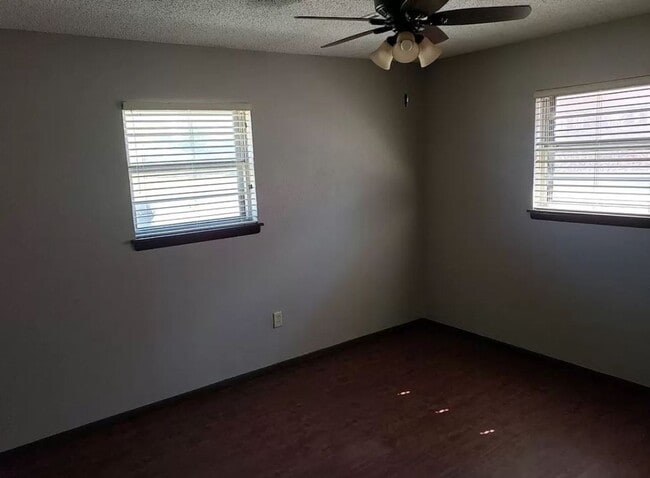 Building Photo - 4051 SE Bedford Dr