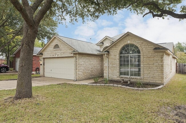 Building Photo - Spacious & comfy Willow Run home by Mills Pond