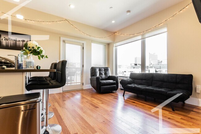 Building Photo - No Brokers Fee, Steps from Boston Lending, In-Unit Washer and Dryer, Central Heat/AC, Parking.