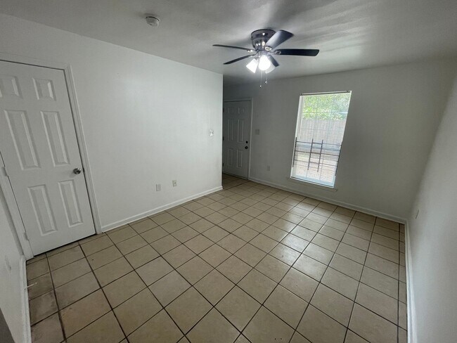 Building Photo - 5561 Dianna Dr.